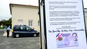 Un livre hommage devant la gendarmerie de L'Aiguillon, le 6 juillet 2020, à la mémoire de la défunte gendarme Mélanie Lemee, mortellement heurtée par une voiture à un poste de contrôle militaire à Port Sainte-Marie, près d'Agen
