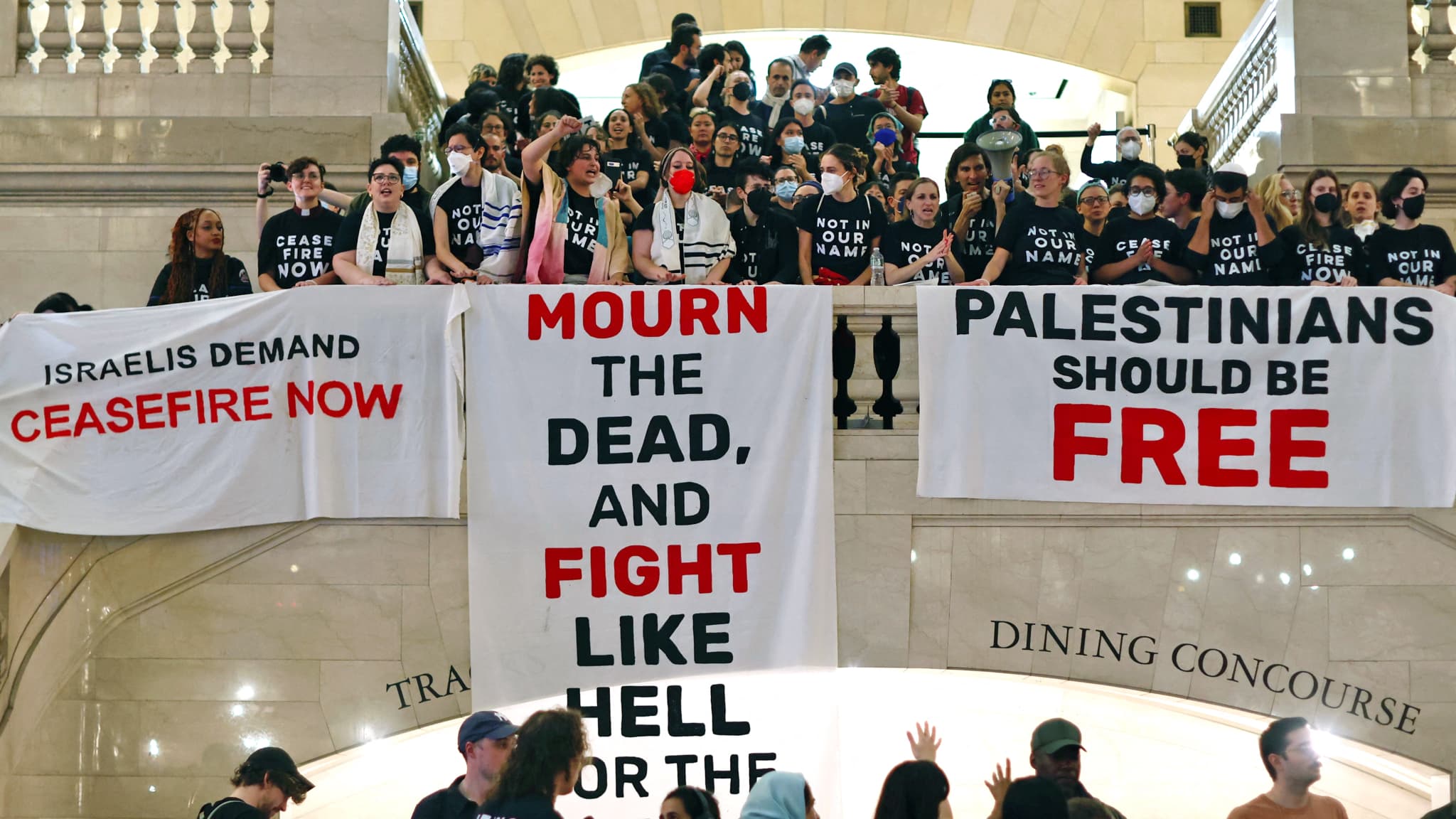 Des banderoles demandant un cessez-le-feu dans la bande de Gaza déployées dans la gare Grand Central à New York, aux États-Unis, pendant une manifestation organisée par le groupe Jewish Voice for Peace-New York City, le 28 octobre 2023 Des banderoles demandant un cessez-le-feu dans la bande de Gaza déployées dans la gare Grand Central à New York, aux États-Unis, pendant une manifestation organisée par le groupe Jewish Voice for Peace-New York City, le 28 octobre 2023