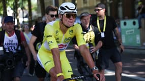 Mathieu van der Poel conserve son maillot jaune d'un cheveu après la 4e étape du Tour de France, le 8 juillet 2025