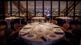 La grande table du restaurant Le Jules Verne, situé au 2ème étage de la Tour Eiffel à Paris. -