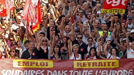 Manifestants contre la réforme des régimes de retraite, jeudi à Marseille. Selon son porte-parole Luc Chatel, le gouvernement ne sous-estime pas la mobilisation contre son projet mais il maintient le calendrier de la réforme tout en restant à l'écoute. /P