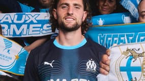 Adrien Rabiot présente le maillot extérieur de l'OM pour la saison 2025-2026 (juin 2025)