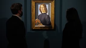 Le "Jeune homme tenant un médaillon" de Botticelli