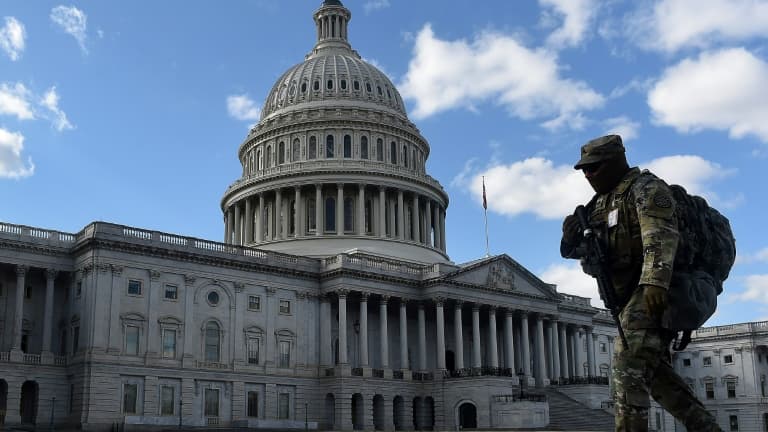 Un membre de la Garde Nationale patrouille devant le Capitole à Washington le 6 mars 2021