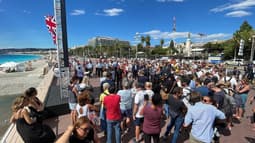 Des dizaines de Niçois se sont rendus sur la Promenade des Anglais  pour rendre hommage à Elizabeth II.