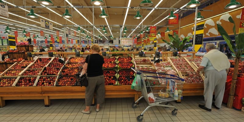 Le rayon fruits et légumes d'un supermarché