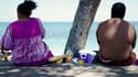 Deux personnes souffrant d'obésité sur une plage de Nouvelle-Calédonie, décembre 2014
