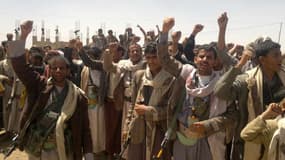 Des rebelles Houthis chantant de slogans à Omran, dans le nord du pays (2014) 