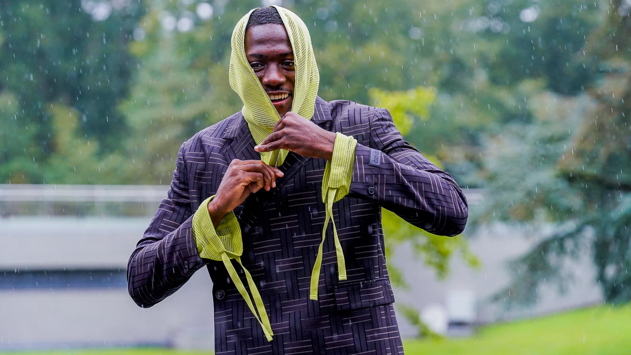 Equipe de France - Ibrahima Konaté arrive en cagoule intégrale au rassemblement des Bleus, le 7 octobre 2024