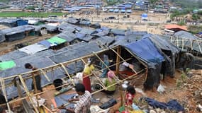 Des réfugiés appartenant à la minorité rohingyas démontent leurs tentes pour changer de camp de réfugiés, le 12 octobre 2017