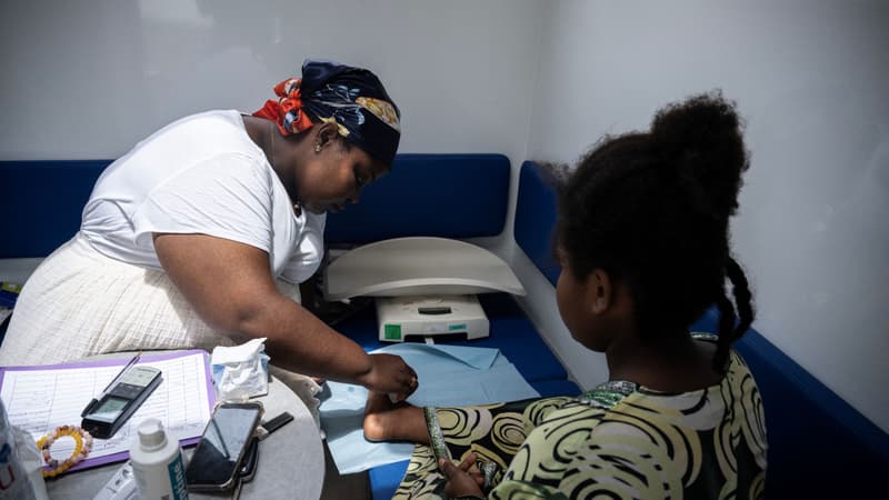 Une infirmière soigne un enfant lors d'une consultation médicale dans le bidonville de Cavani, au sud de Mamoudzou, à Mayotte, le 2 janvier 2025.
