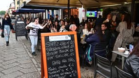 Des Italiens en terrasse le 26 avril à Milan alors que les établissements et restaurants ont le droit de rouvrir.