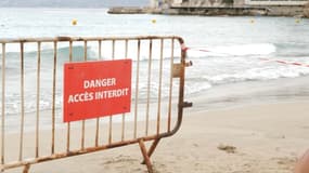 Une barrière restreignant l'accès à la mer