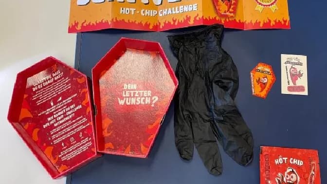 Ces chips sont vendues dans des emballages en forme de cercueil avec des gants pour les manipuler.