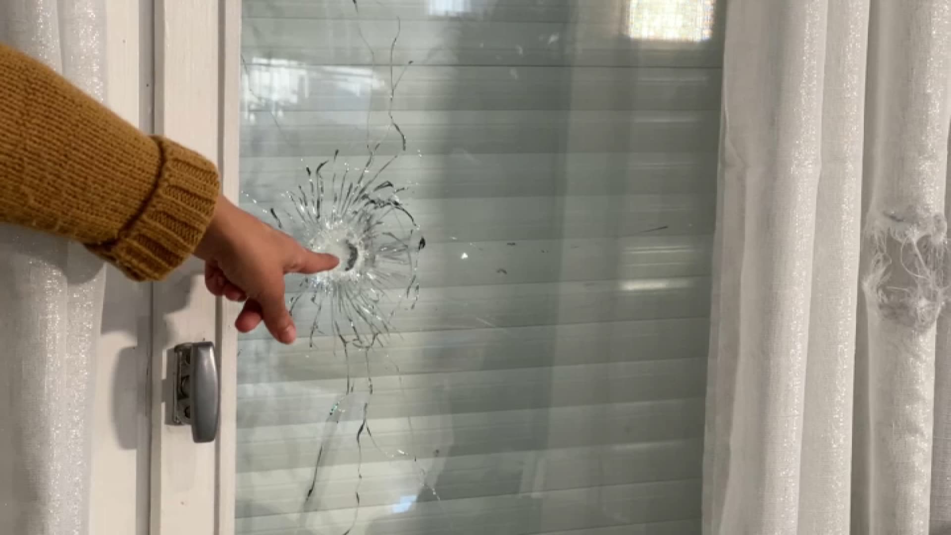 "VOUS AURIEZ PU DÉTRUIRE UNE FAMILLE": LA BALLE PERDUE TRAVERSE LE SALON ET FRÔLE LA TÊTE D'UNE FILLETTE