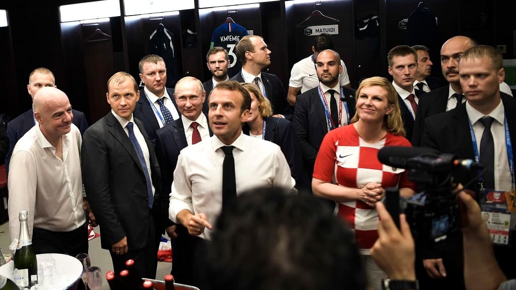 Kolinda Grabar-Kitarov dans le vestiaire des Bleus