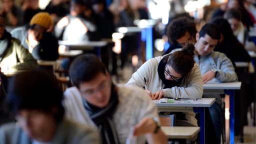 A Marseille, des étudiants en médecine passent un examen de fin de semestre, en décembre 2012.