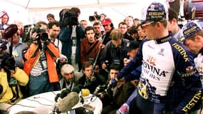 Richard Virenque face à la presse au moment de l'éclatement de l'affaire Festina, le 14 juillet 1998