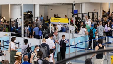 Des passagers dans le hall de l'aéroport de Newark, dans le New Jersey vendredi 1er juillet 2022.