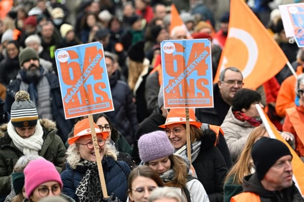 Deux manifestantes brandissent des pancartes dans la marche contre la réforme des retraites, à Rennes, le 19 janvier 2023 