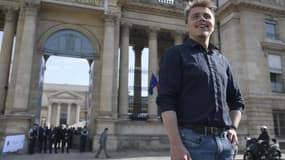 Le député Louis Boyard devant l'Assemblée nationale le 21 juin 2022
