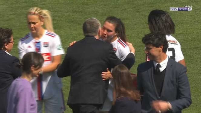 Jean-Michel Aulas fait la bise à Vanessa Gilles avant OL-PSG, le 13 mai 2023. Jean-Michel Aulas fait la bise à Vanessa Gilles avant OL-PSG, le 13 mai 2023.