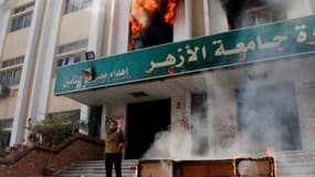 Des étudiants soutenant les Frères musulmans ont incendié samedi matin un bâtiment de la faculté de Commerce de l'université Al-Azhar au Caire.