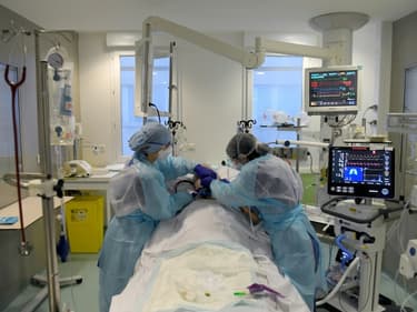 Un malade du Covid est pris en charge à l'unité des urgences à l'hôpital Nord de Marseille le 2 février 2021