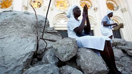Devant la cathédrale de Port-au-Prince. Haïti a marqué mercredi dans le recueillement le premier anniversaire du séisme du 12 janvier 2010, qui a fait 250.000 morts, 300.000 blessés et un million et demi de sans-abri. Des messes du souvenir ont été célébr