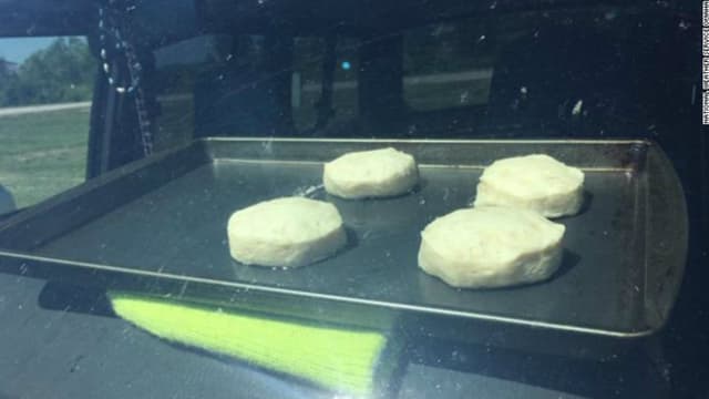 Une antenne locale des services météo américains a fait cuire des biscuits dans une voiture, en plein soleil, pour alerter des dangers de la canicule en voiture.