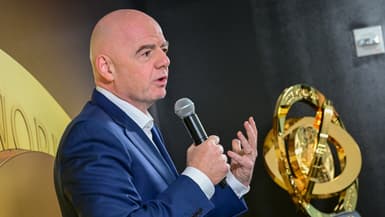 Gianni Infantino avec le trophée de la Coupe du monde des clubs lors d'une conférence de presse, le 10 juin 2025.