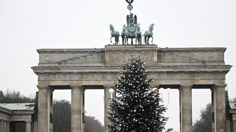 Le sapin de Noël de la porte de Brandenbourg à Berlin décimé par des militans écologistes.