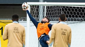 La magnifique parade d'Olivier Giroud dans les buts lors d'un entraînement de l'équipe de France 
