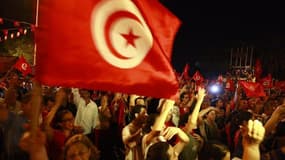Des dizaines de milliers de personnes ont manifesté mardi soir dans le centre de Tunis pour réclamer le départ du gouvernement d'Ali Larayedh, issu du parti islamiste Ennahda, manifestation d'opposition la plus importante depuis le début de la crise polit