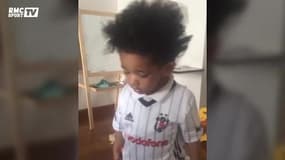 Alerte cute, un enfant refuse d'enlever son maillot