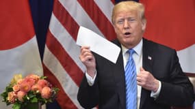 Donald Trump montrant la lettre qu'il dit avoir reçu de la part de Kim Jong-Un ce mercredi, lors du sommet de l'ONU à New-York.