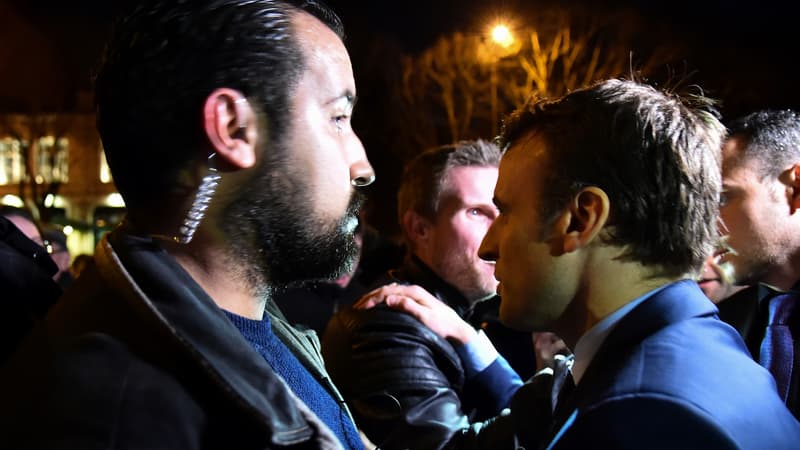 Alexandre Benalla auprès d'Emmanuel Macron pendant la campagne présidentielle, le 28 février 2017 à Angers.
