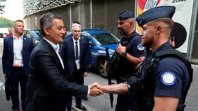Le ministre de l'Intérieur Gérald Darmanin salue des policiers mobilisés pour le match Israël-Mali au Parc des princes, le 24 juillet 2024 à Paris