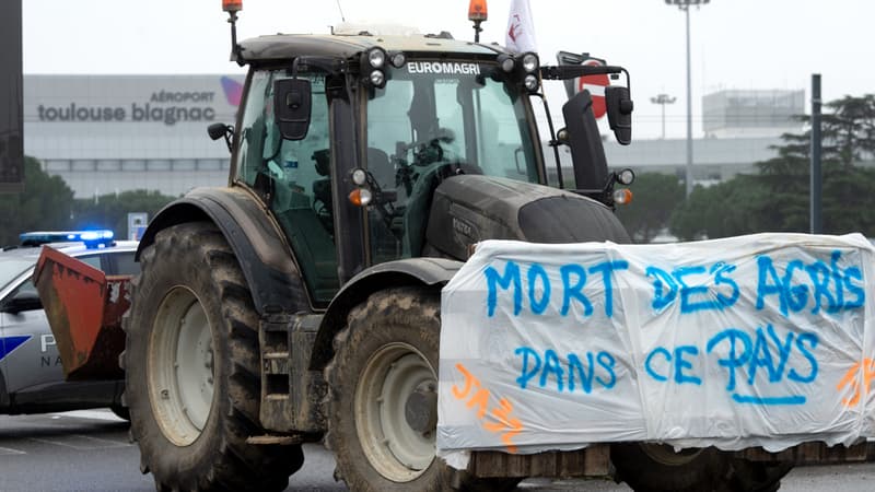 Des agriculteurs de la FDSEA du Gers utilisent des tracteurs pour bloquer l'accès à l'aéroport de Toulouse-Blagnac, à Toulouse, dans le sud-ouest de la France, le 26 janvier 2024.