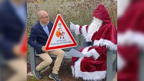 Le maire de Heuland (Calvados), Yoan Morlot, en compagnie du Père Noël le samedi 23 novembre pour lui présenter les panneaux de signalisation mis en place dans la commune pour les fêtes de fin d'année 2024.