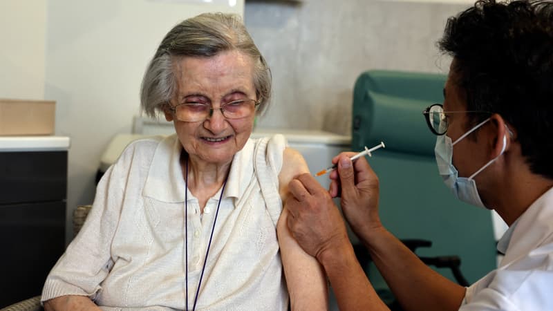 Une personne âgée reçoit son vaccin de rappel à Paris, le 13 septembre 2021.