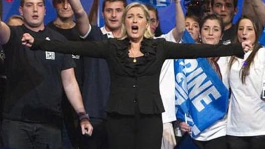 Dernier grand meeting de Marine Le Pen avant le premier tour de la présidentielle au Zénith de Paris. Louis Aliot, vice-président du FN, a déclaré que son parti pourrait devenir le "Rassemblement Bleu Marine" en associant des souverainistes et des indépen