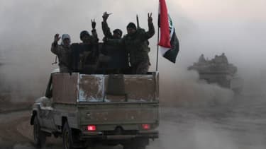 Les forces irakiennes progressent vers le village de Sheikh Younis le 19 février 2017 au sud de Mossoul