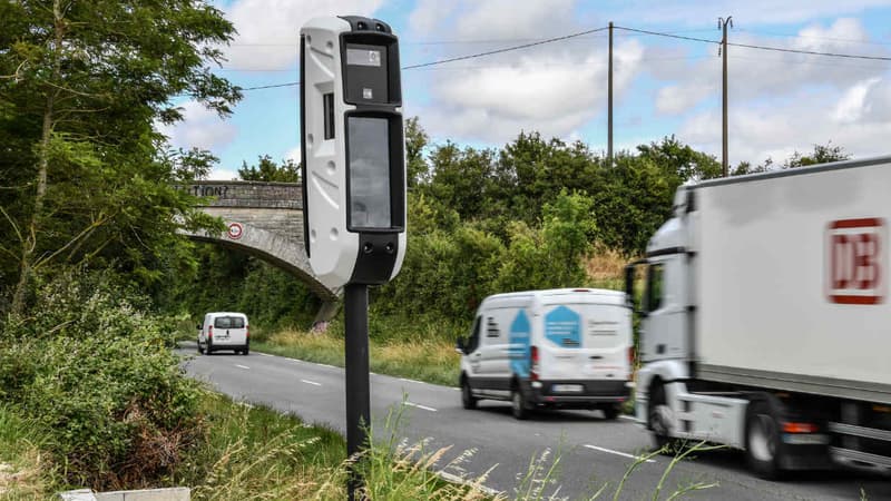 Un des nouveaux radars tourelles en cours de déploiement le ,long des routes françaises, ici en Charente-Maritime. 