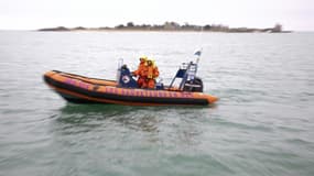 Des volontaires de la Société nationale de sauvetage en mer (SNSM, en français), s'entraînent sur des bateaux de sauvetage, dans le port de Saint Vaast La Hougue, dans la Manche, le 11 mars 2023