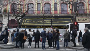 Les hommages sont nombreux au Bataclan un mois après les attentats.