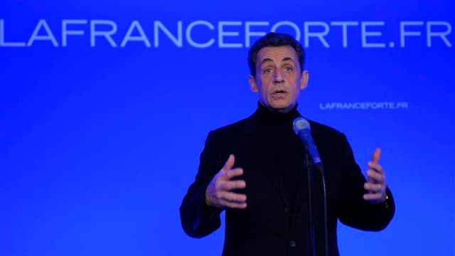 La cote de popularité de Nicolas Sarkozy remonte d'un point sur un mois en février, à 33% d'opinions favorables, dans le baromètre Ifop à paraître dans le Journal du Dimanche. /Photo prise le 18 février 2012/REUTERS/Philippe Wojazer
