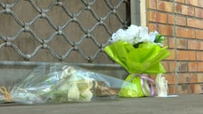 Des fleurs déposées devant la maison de quartier de la commune de Bondy où a été tué Aymen