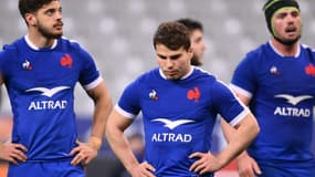 Le demi d'ouverture et le demi de mêlée du XV de France, Emile Ntamack et Antoine Dupont, lors du match du tournoi des Six nations contre le pays de Galles, le 20 mars 2021 au Stade de France à Saint-Denis