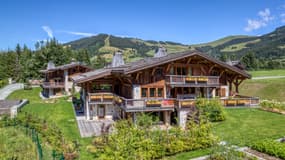 Vue des deux chalets en location à la semaine à Megève. Le chalet principal et le chalet des invités. 